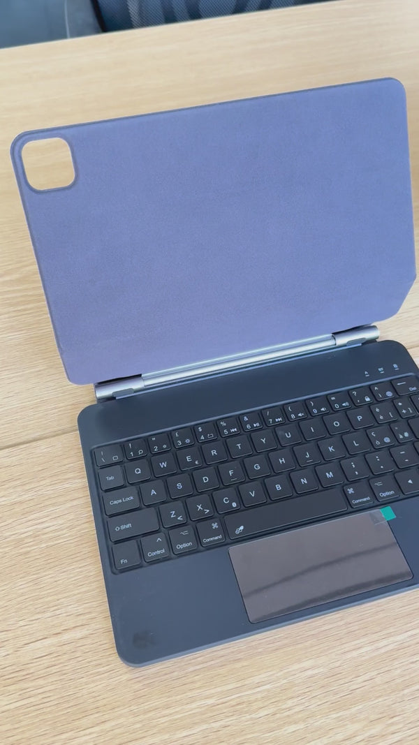 Weight comparison showing CHESONA Cloud 1 without a protective case at 700 g, Cloud 2 with a protective case at 724.5 g, and Cloud X with a protective case at 676.5 g.