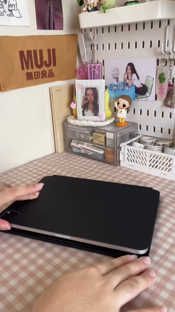 Creator demonstrates trackpad gestures, keyboard shortcuts, and split-screen multitasking with a rose-colored CHESONA Cloud 1 iPad keyboard case.